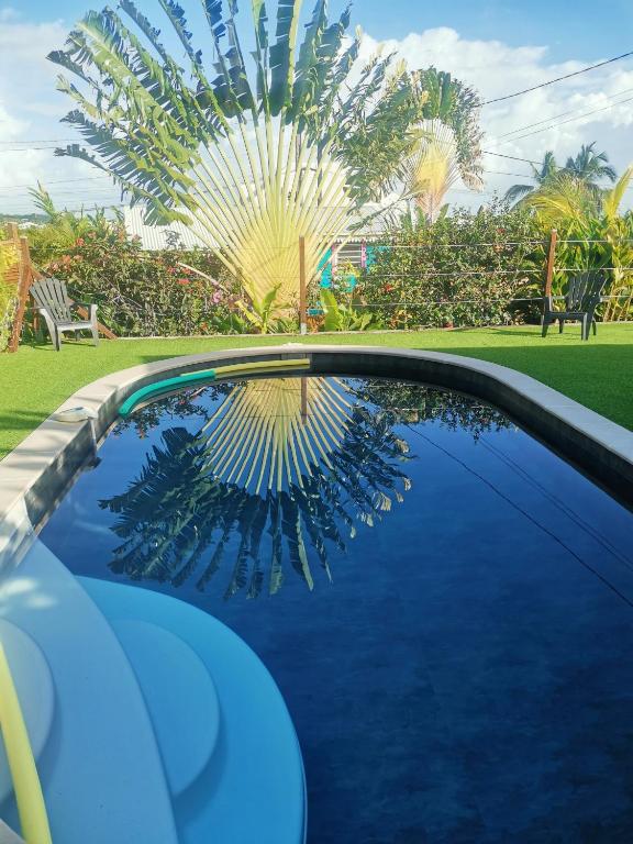 Bazén v ubytování Au cœur du papillon piscine collective en famille nebo v jeho okolí
