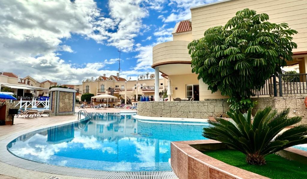 - une piscine au milieu d'un complexe dans l'établissement Light and cosy apartment in 100 meters from the beach Costa Adeje, à Adeje