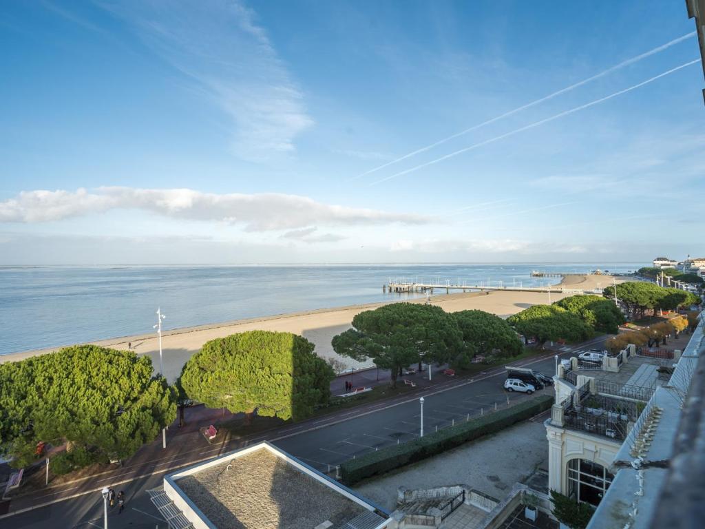 een uitzicht op het strand en de oceaan vanuit een gebouw bij Appartement Arcachon, 3 pièces, 5 personnes - FR-1-474-10 in Arcachon