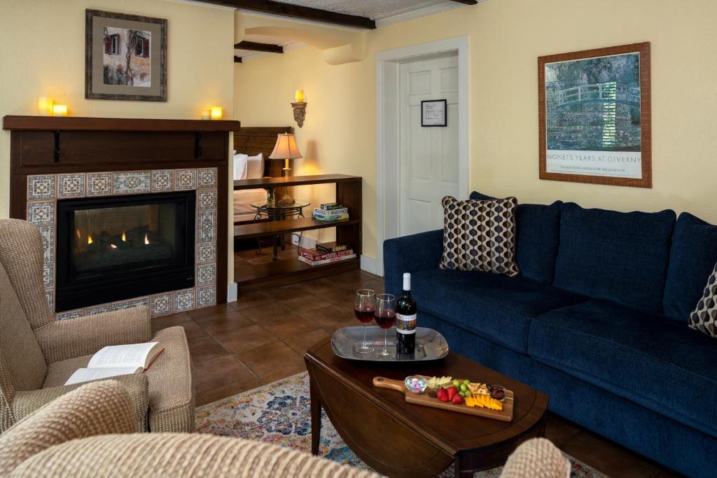 The Yellow House on Plott Creek - King Suite With Spa Bath