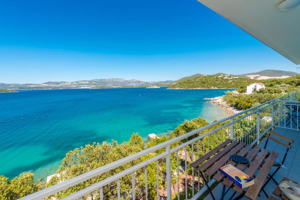 a balcony with a view of the ocean at Apartmani Ivušić in Dubrava