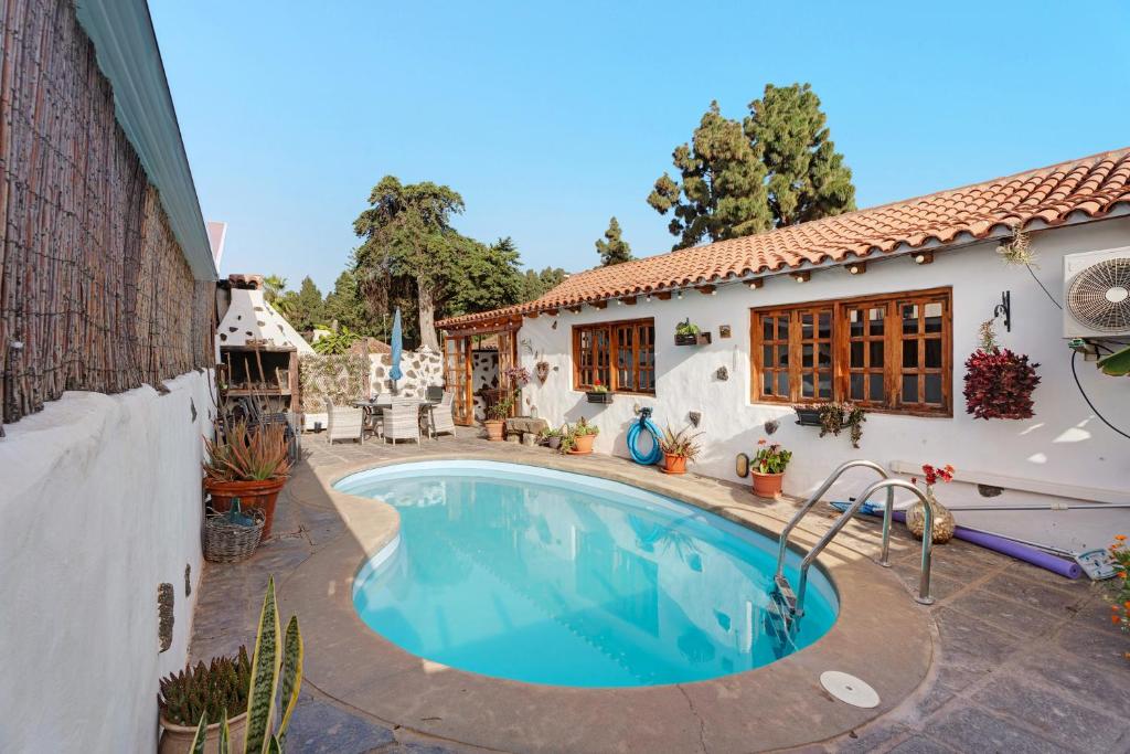una casa con piscina en un patio en El Lagar, en Icod de los Vinos