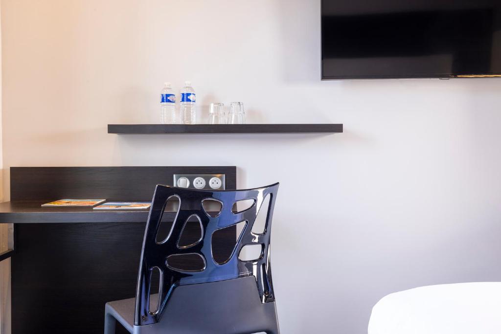 TV a/nebo společenská místnost v ubytování Hotel 64 Nice
