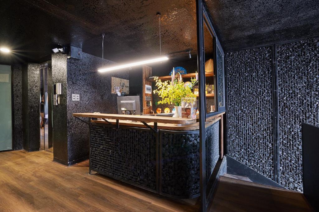 Kuchyň nebo kuchyňský kout v ubytování The Garden Capsule Hotel