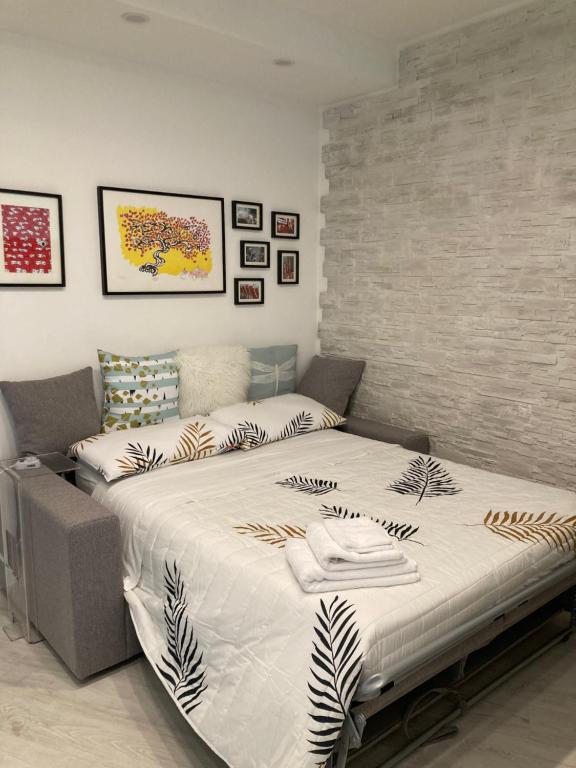 1 dormitorio con 1 cama grande con sábanas blancas en CASA TUA en Ivrea