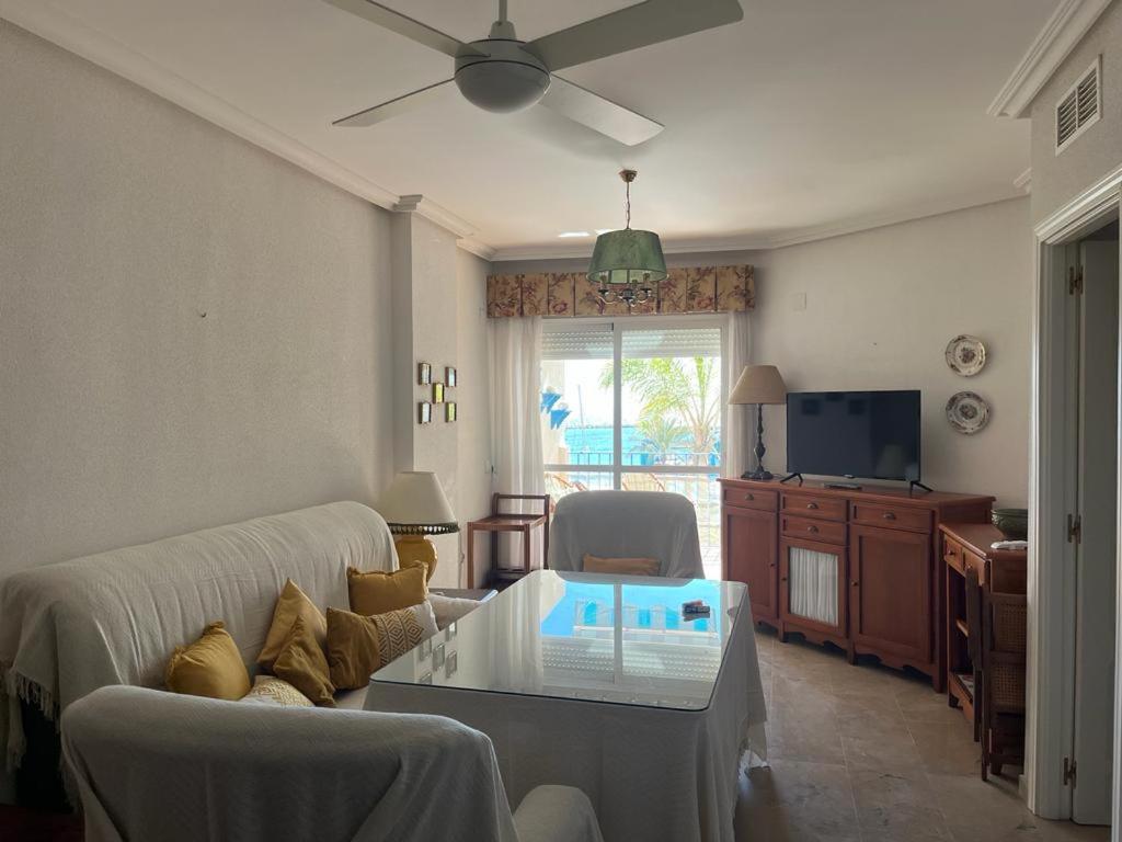 Televízia a/alebo spoločenská miestnosť v ubytovaní Lyrioshomes Precioso Apartamento Puerto de Estepona