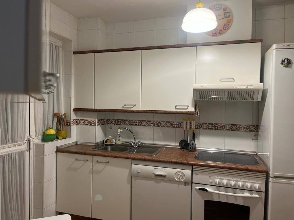 Kuchyňa alebo kuchynka v ubytovaní Lyrioshomes Precioso Apartamento Puerto de Estepona