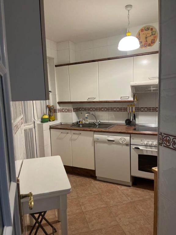Kuchyňa alebo kuchynka v ubytovaní Lyrioshomes Precioso Apartamento Puerto de Estepona