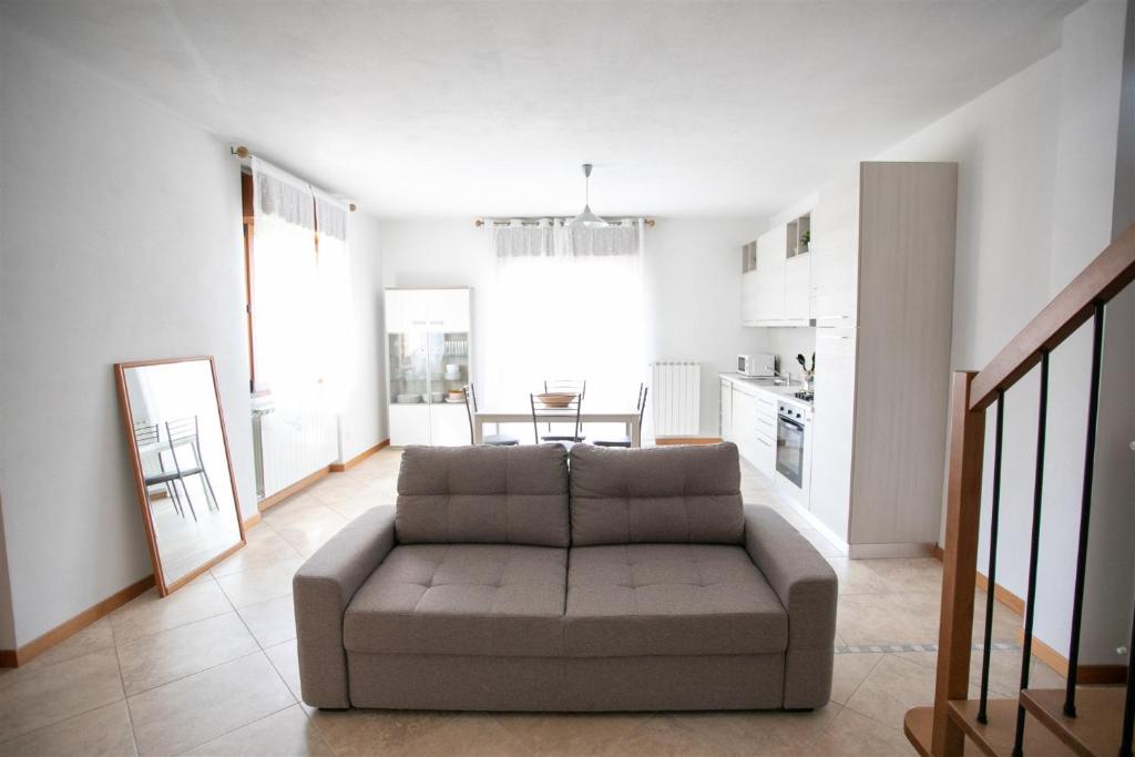 sala de estar con sofá y cocina en IseoLakeRental - Appartamento Iris en Solto Collina