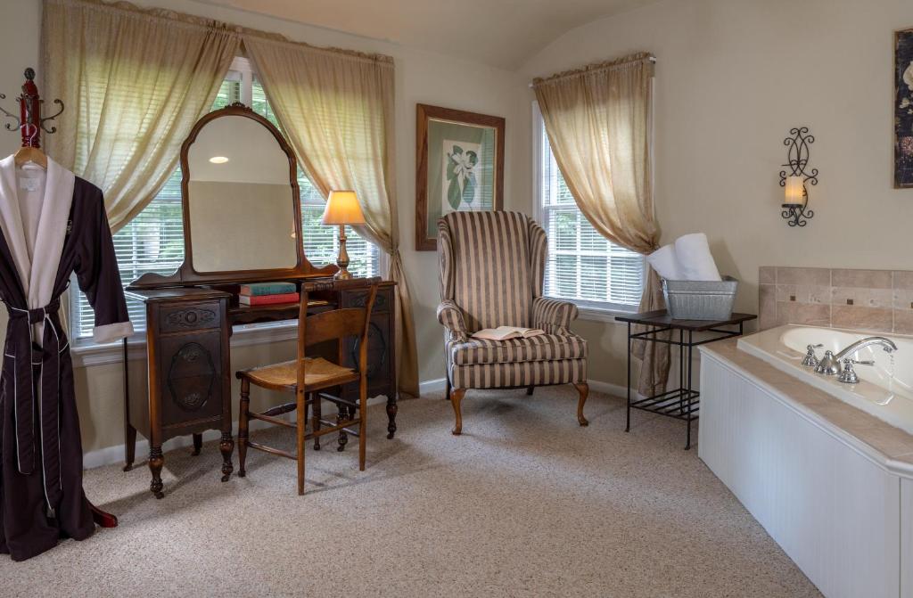 The Yellow House on Plott Creek - King Suite