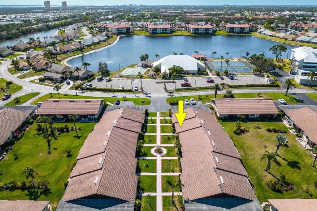 una vista aérea de un parque con un río y edificios en Association, Tennis Courts and Pool, Sleeps 4 - Cinnamon Cove Cozy Condo, en Fort Myers