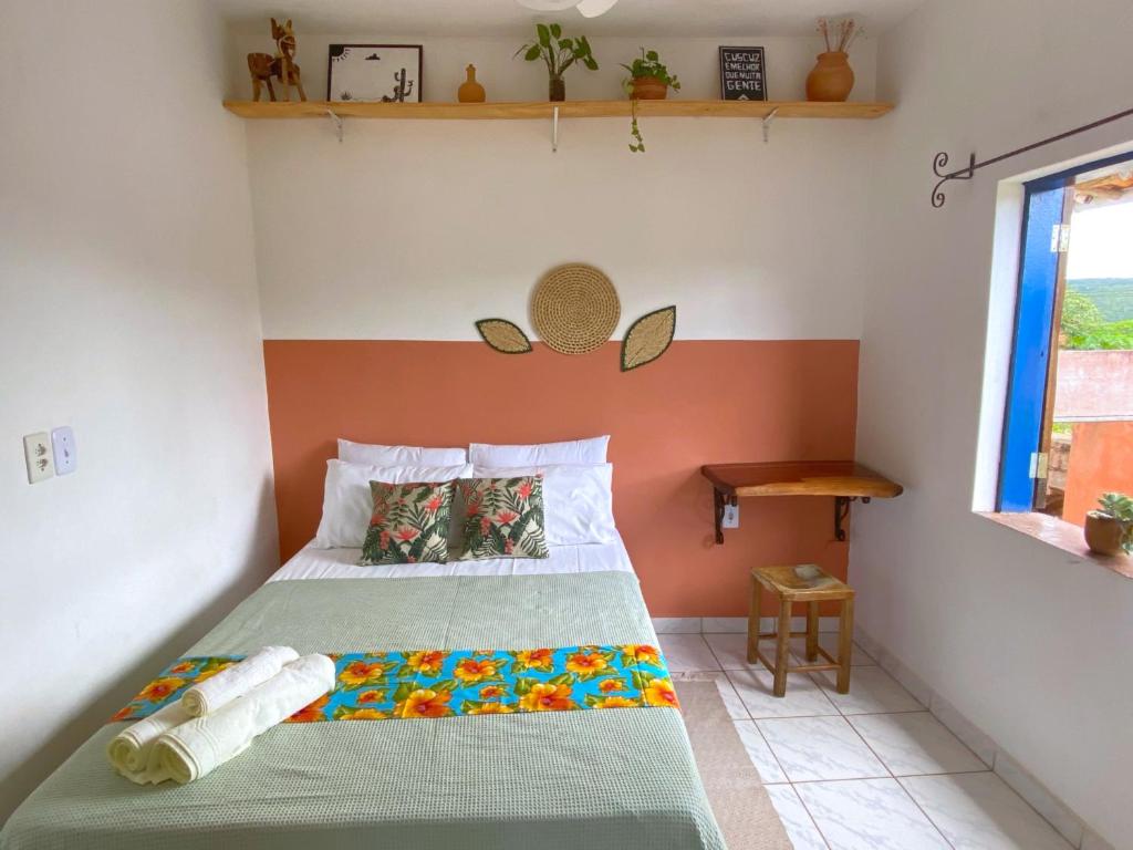 1 dormitorio con cama y ventana en A Casa da Kali, en Lençóis