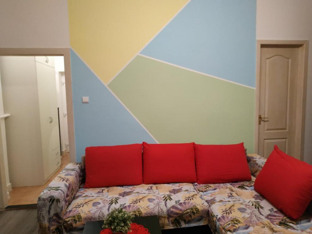 sala de estar con sofá y almohadas rojas en Szava Angel, en Budapest