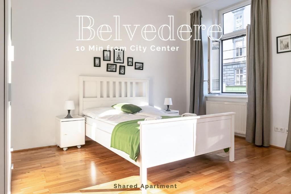 Un dormitorio blanco con una cama blanca y una ventana en comfortable 3BR -Belvedere -Perfect for long stays, en Viena