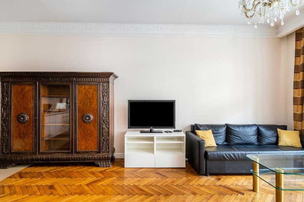 Televízia a/alebo spoločenská miestnosť v ubytovaní Floriańska Glamour Apartments