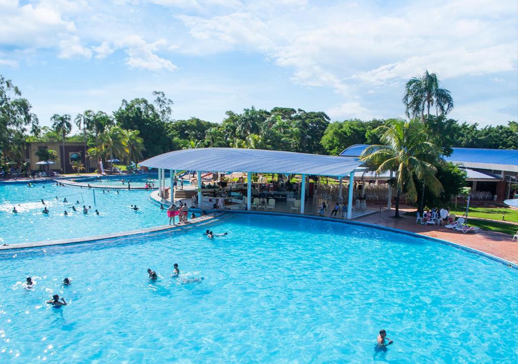 grupa ludzi pływających w dużym basenie w obiekcie Hotel Terramia Resort w mieście Santa Cruz de la Sierra