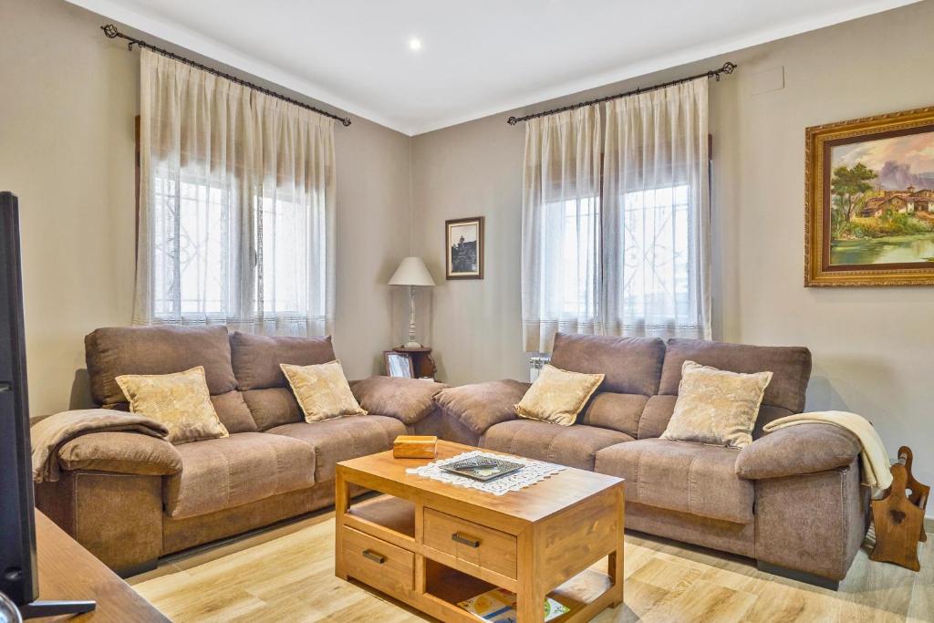 Cosy House in San Bartolome de Pinares with Mountain View