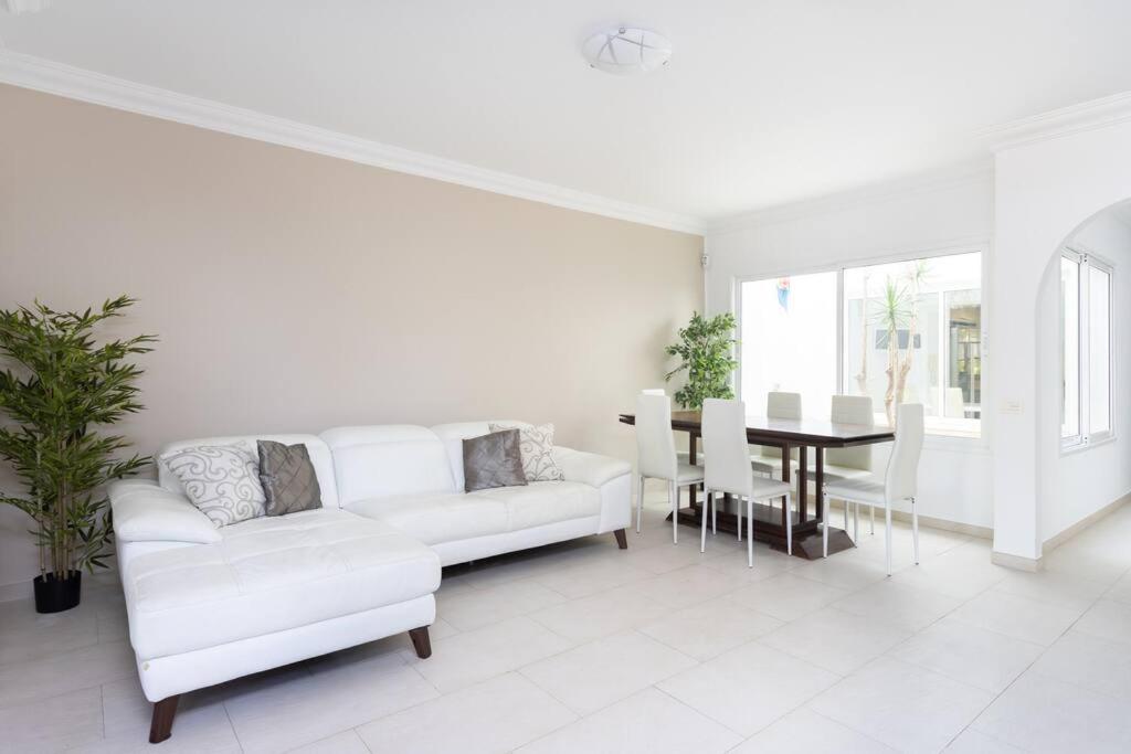 a white living room with a white couch and a table at Villa esclusiva a 300m da Playa del Duque in Adeje