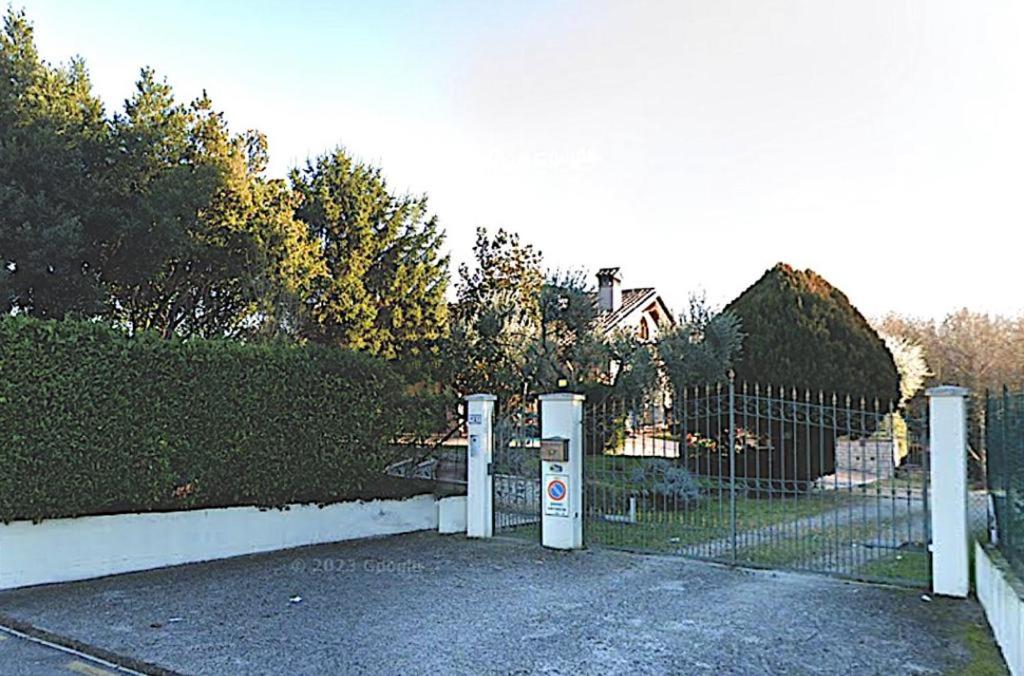 einen Zaun mit Parkuhr vor einem Haus in der Unterkunft Green Woods in Verona