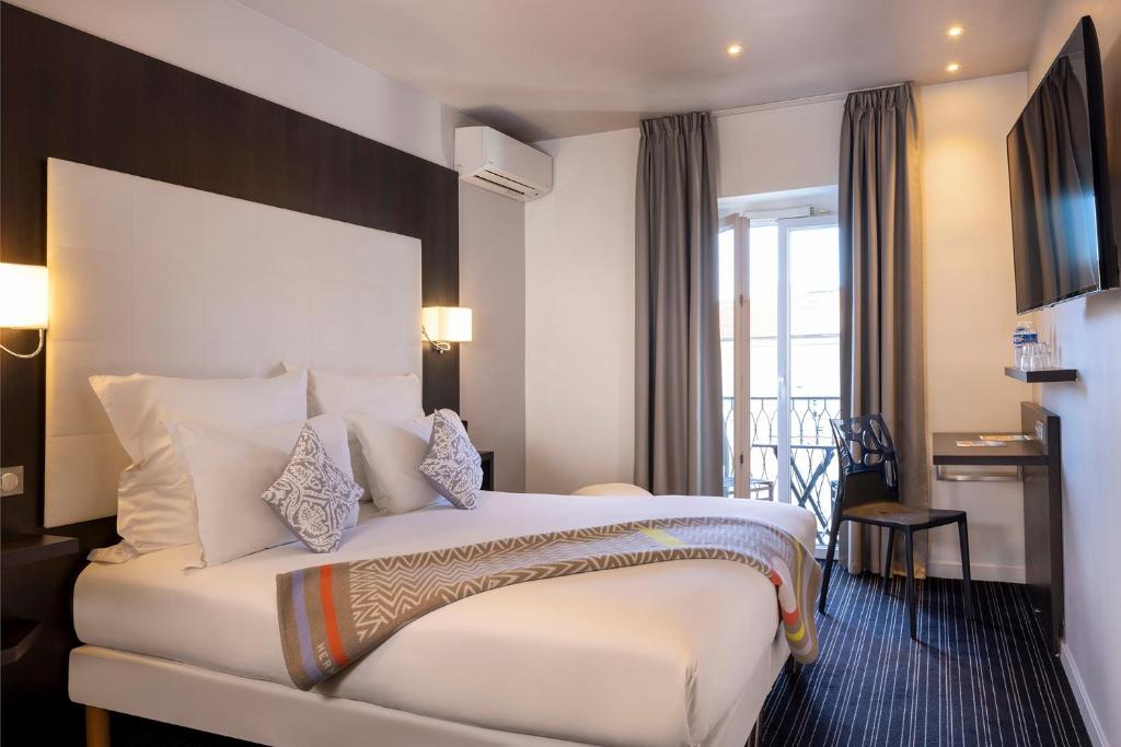 Postel nebo postele na pokoji v ubytování Hotel 64 Nice