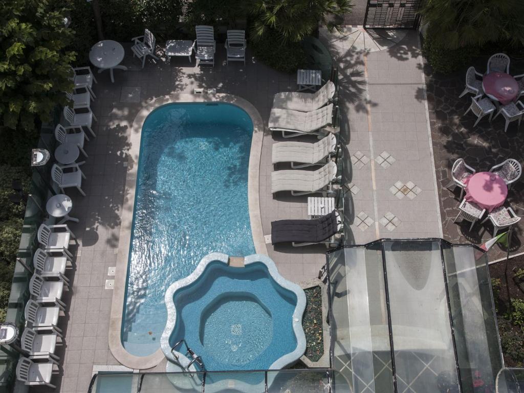 Bazén v ubytování Hotel Levante nebo v jeho okolí