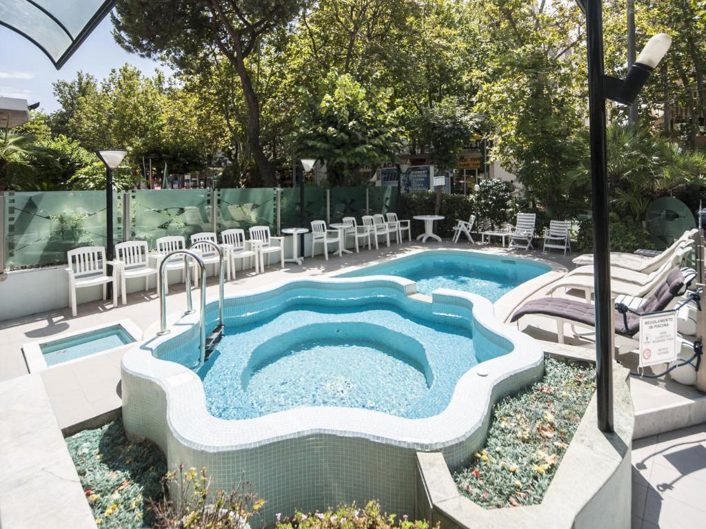 Bazén v ubytování Hotel Levante nebo v jeho okolí