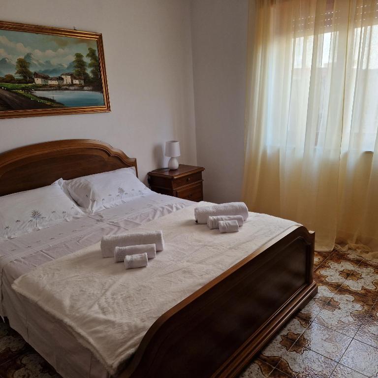 - une chambre avec un lit et 2 serviettes dans l'établissement Appartamento casa vostra, à Bosa