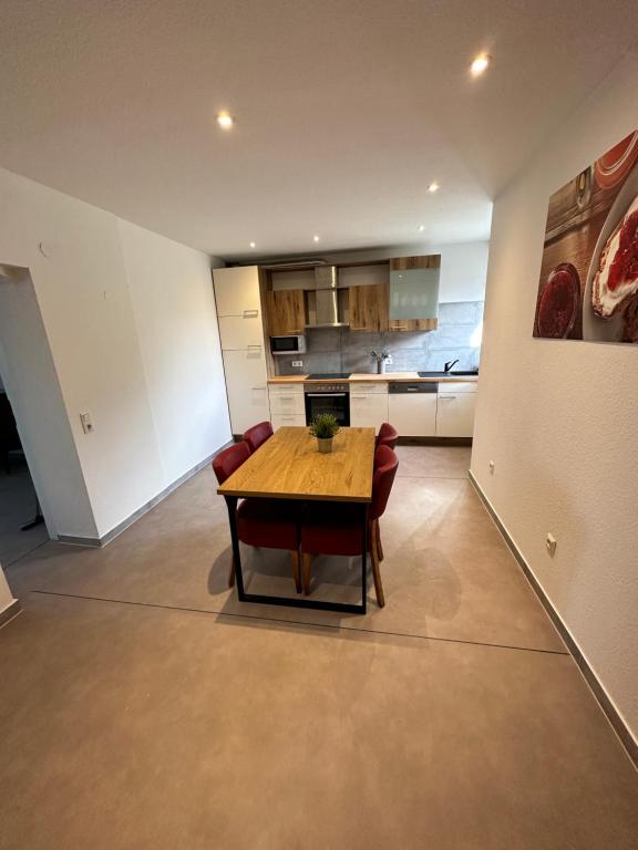 Il comprend un salon avec une table et une cuisine. dans l'établissement Zimmervermietung Altes Zollhaus, à Obernkirchen