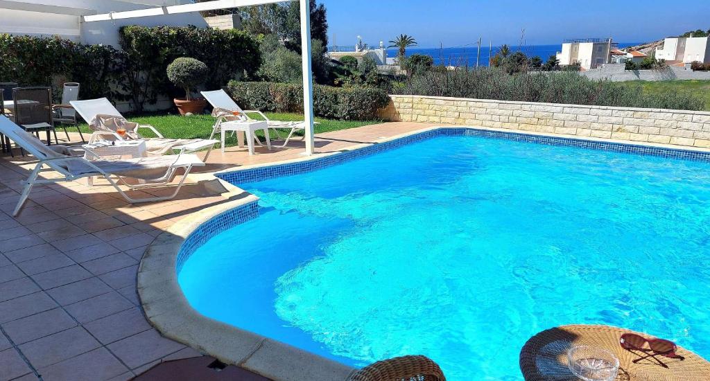 Bazén v ubytování Holiday villa SUNJOY close to the beach nebo v jeho okolí