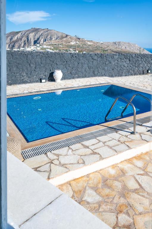 Bazén v ubytování Smy Santorini Suites & Villas nebo v jeho okolí