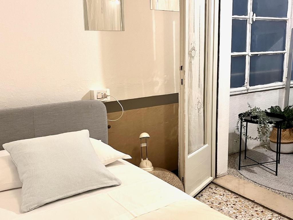 A bed or beds in a room at RiverView Luxury flat