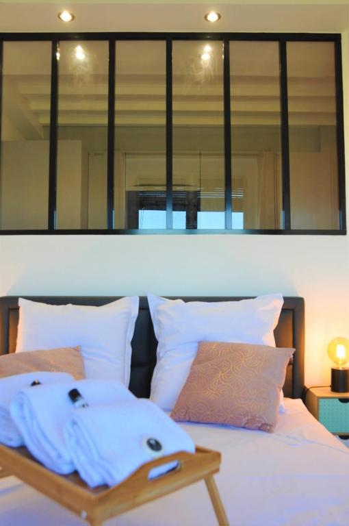 - un lit avec 2 serviettes assises au-dessus dans l'établissement Le Central Rhône 2 - vue grandiose -, à Lyon