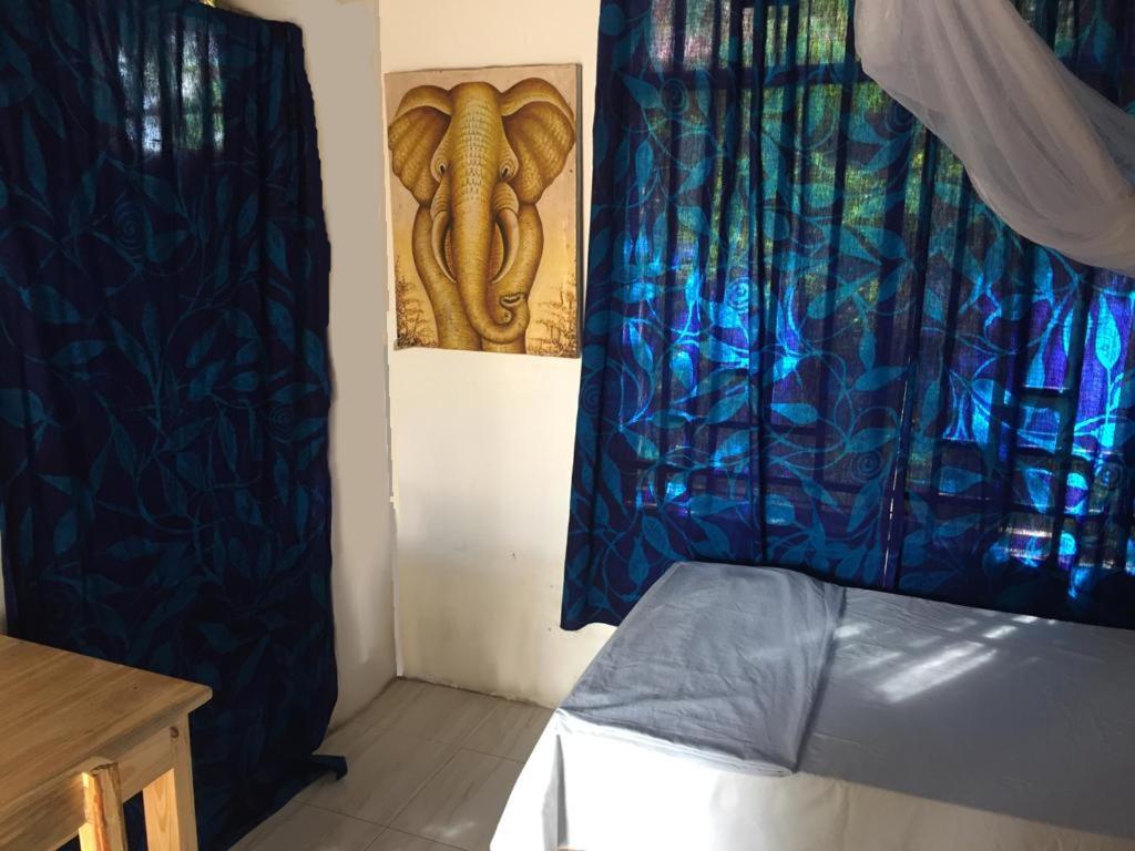 Postel nebo postele na pokoji v ubytování Eazy's Place