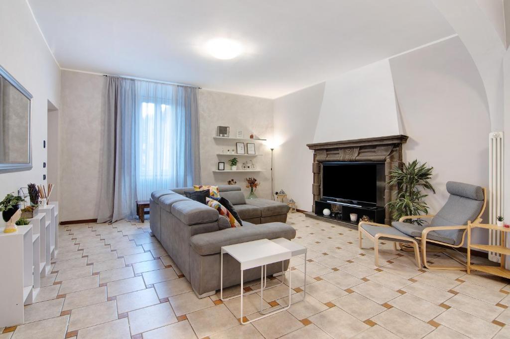 ein Wohnzimmer mit einem Sofa und einem Kamin in der Unterkunft Casa Glicine in Domaso
