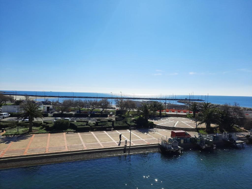 - une vue sur une étendue d'eau avec une jetée dans l'établissement Appartement 2 pièces en bord de mer avec parking privé à Sète - FR-1-338-409, à Sète