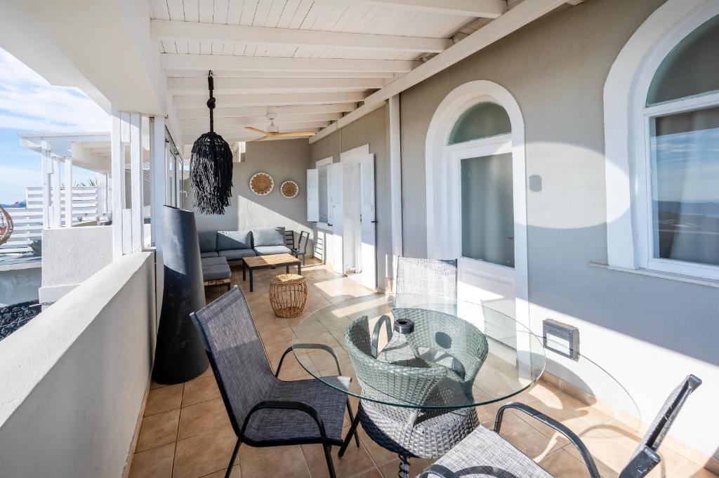 Posezení v ubytování Smy Santorini Suites & Villas
