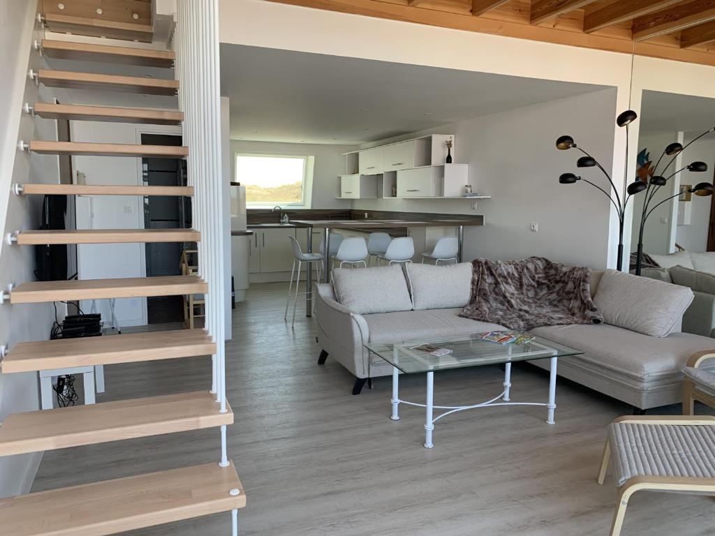 - un salon avec un escalier, un canapé et une table dans l'établissement Fort-Mahon-Plage: Duplex 2 chambres, parking, balcon, plage à proximité - FR-1-482-86, à Fort-Mahon-Plage