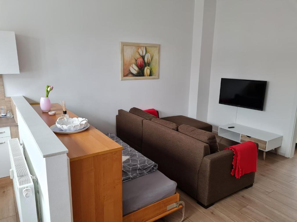 un soggiorno con divano e TV di Erdgeschosswohnung in Marl a Marl