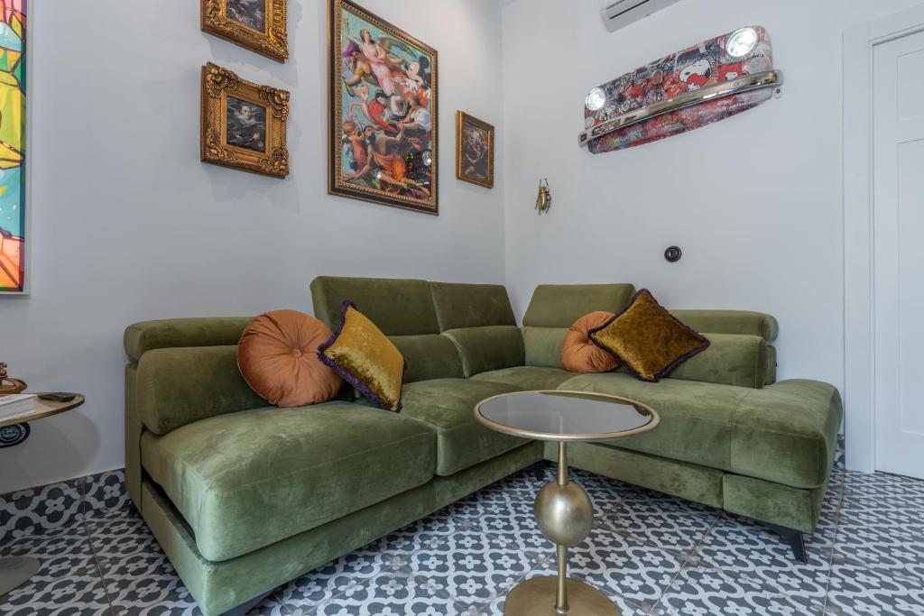 un soggiorno con divano verde e tavolo di tuGuest Puerta del Dauro Apartment a Granada