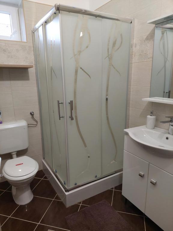A bathroom at Evelin vendégház
