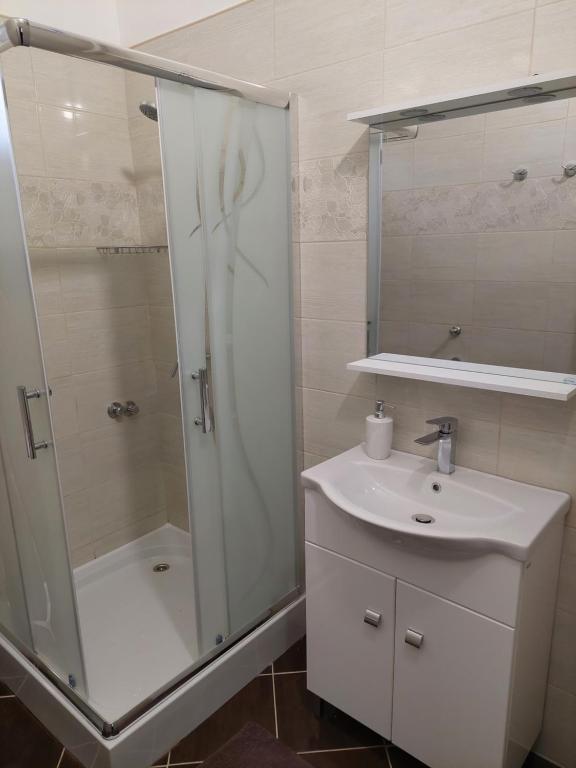 A bathroom at Evelin vendégház