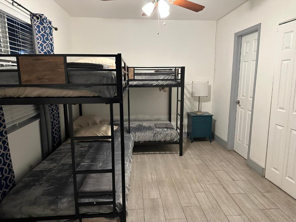 Bekahouse Hostel with parking, backyard and laundry photo