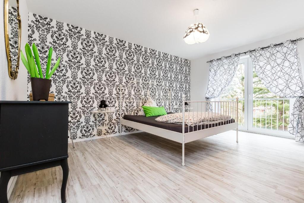 um quarto com uma cama num quarto com uma parede em Apartment Köln Rath em Colónia