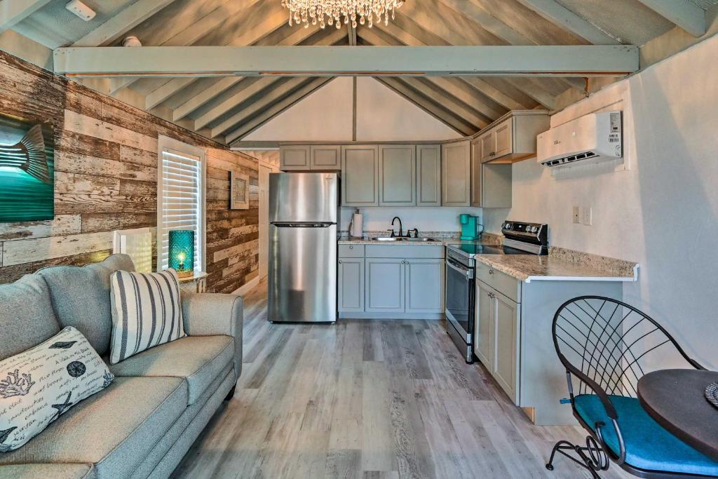 sala de estar con sofá y cocina en Everglades City Trailer Cabin with Boat Slip!, en Everglades