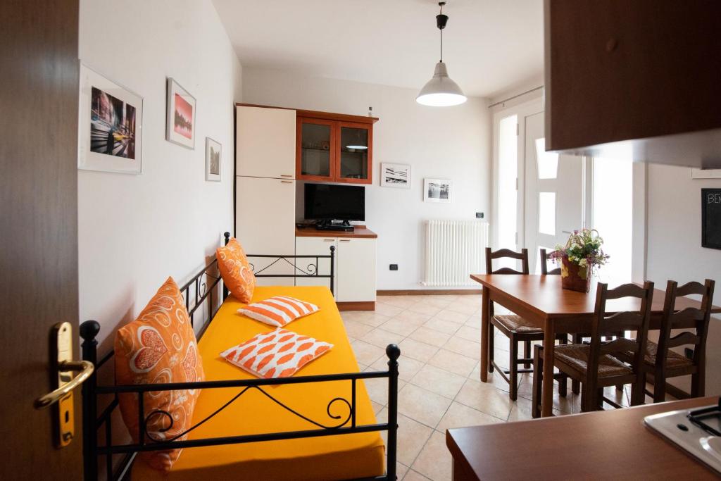 Castel dʼAiano的住宿－L'angolo dell'artista，一间带黄色沙发的客厅和一间用餐室