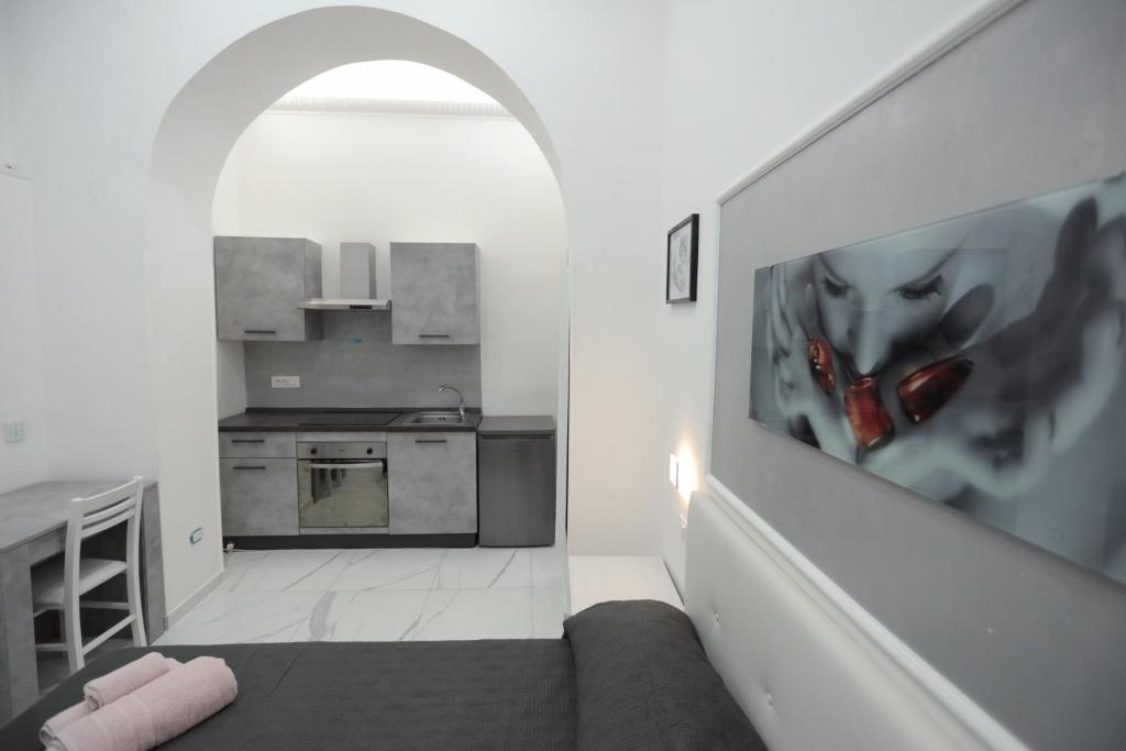 salon z łukiem i kuchnią w obiekcie Othalan B&B w mieście Neapol