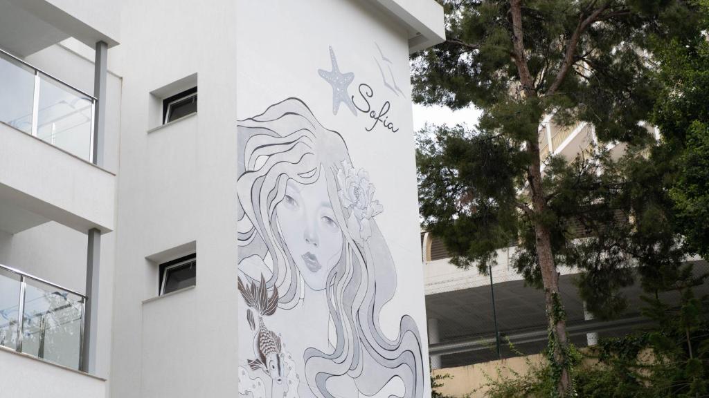 Sofía في بنيدورم: لوحة جدارية لامرأة على جانب مبنى