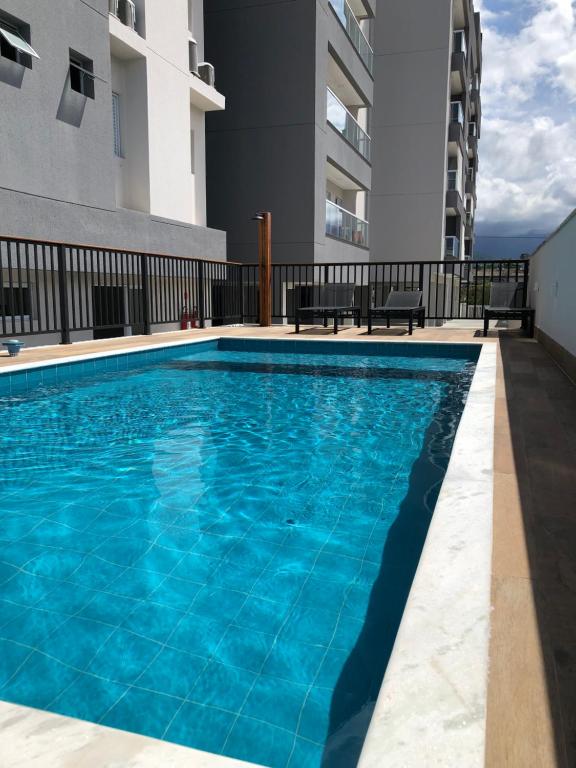 a swimming pool in the middle of a building at Apê212 - 650m da Orla in Ubatuba