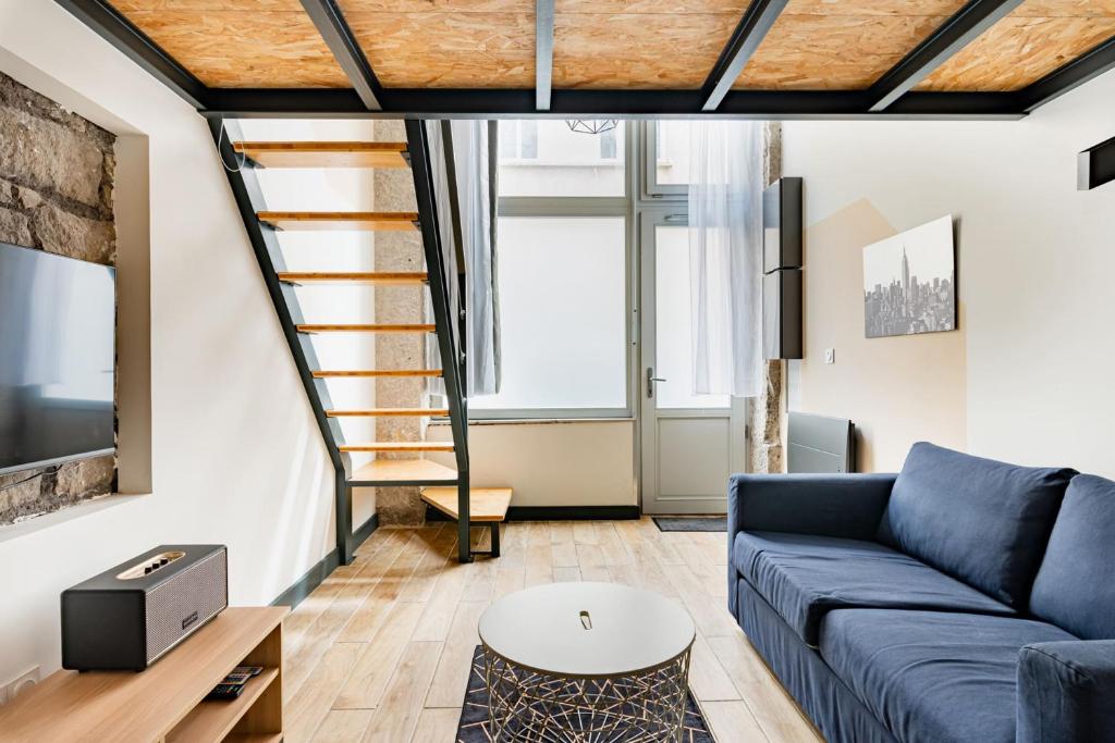 - un salon avec un canapé bleu et un escalier dans l'établissement Charmant hypercentre tram design, à Saint-Étienne
