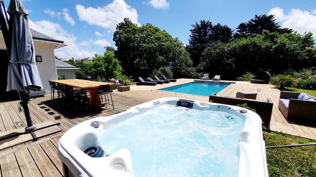 A piscina localizada em Villa des Abers ou nos arredores
